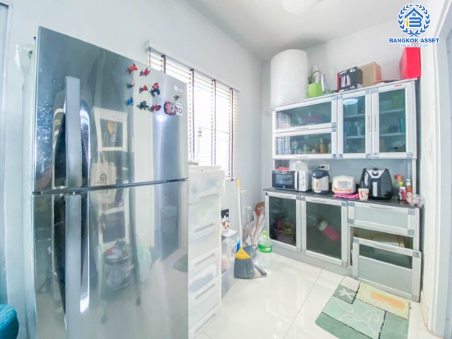 *****ทาวน์เฮ้าส์มือสองย่านนนทบุรี ม. เดอะคอนเนค แจ้งวัฒนะ-ปากเกร็ด บ้านสวยพร้อมอยู่ เฟอร์นิเจอร์บิวท์อินทั้งหลัง เนื้อที่ 21 ตร.ว. ฟังก์ชัน 3 ห้องนอน 2 ห้องน้ำ 2 ที่จอดรถ แถมฟรี !! เครื่องปรับอากาศ 3 เครื่อง บนทำเลที่เชื่อมต่อถนน แจ้งวัฒนะ, ติวานนท์, เลียบคลองประปา ใกล้รถไฟฟ้าและทางด่วน